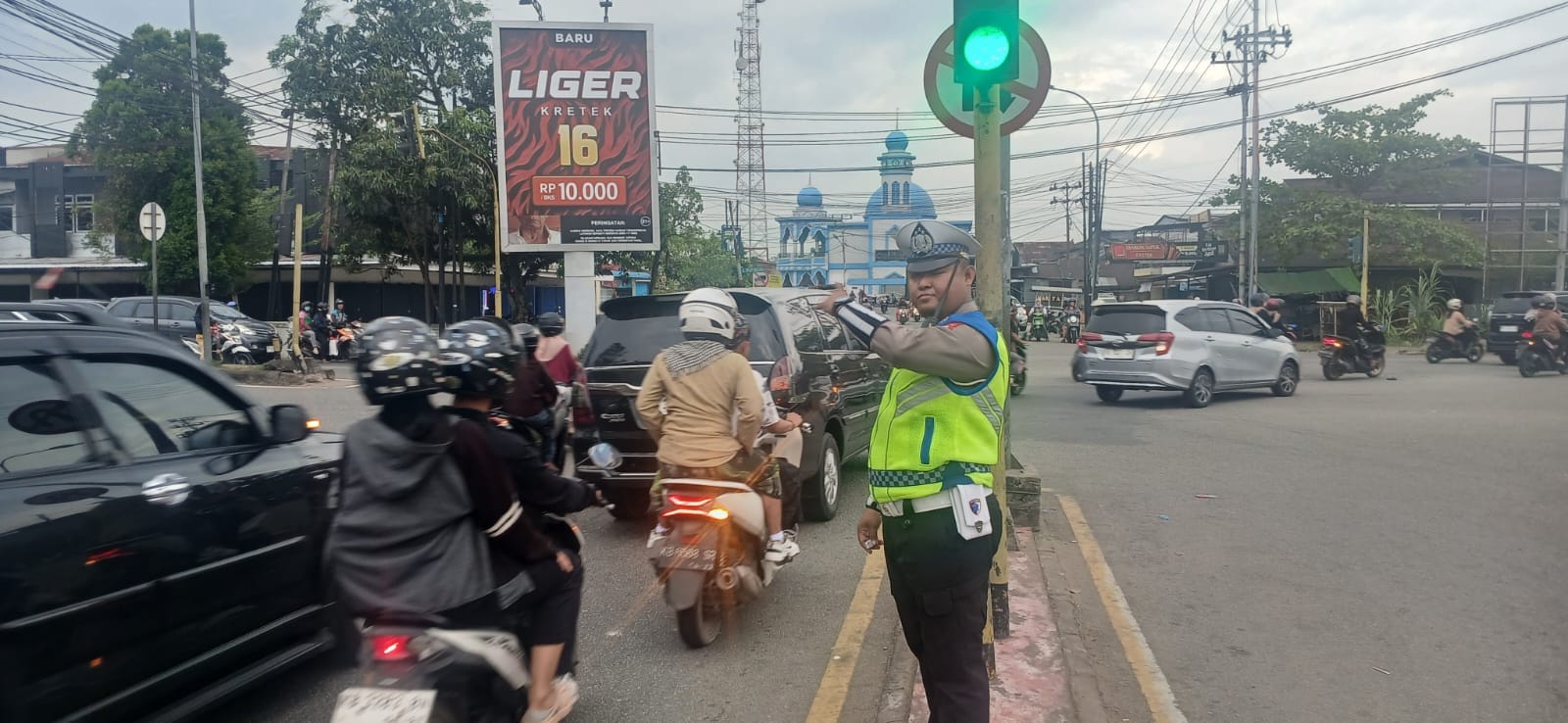 Polsek Pontianak Utara Monitoring dan Atur Lalu Lintas Jelang Buka Puasa