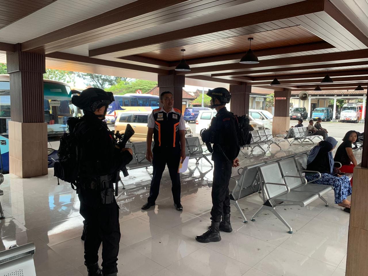 Polisi Sapa Warga di Terminal Ubung, Jaga Rasa Aman Menjelang Nyepi dan Idul Fitri