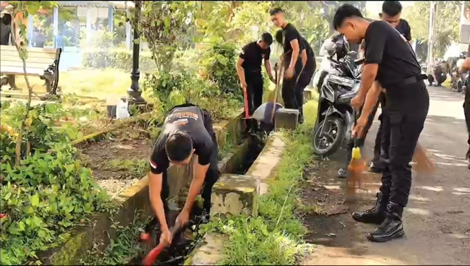 Brimob Polda Jateng Bersama Warga Gelar Korvey Serentak Bersihkan Pantai hingga Permukiman