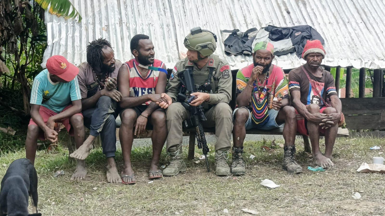 Dekati Warga, Satgas Ops Damai Cartenz Lakukan Patroli Humanis di Intan Jaya
