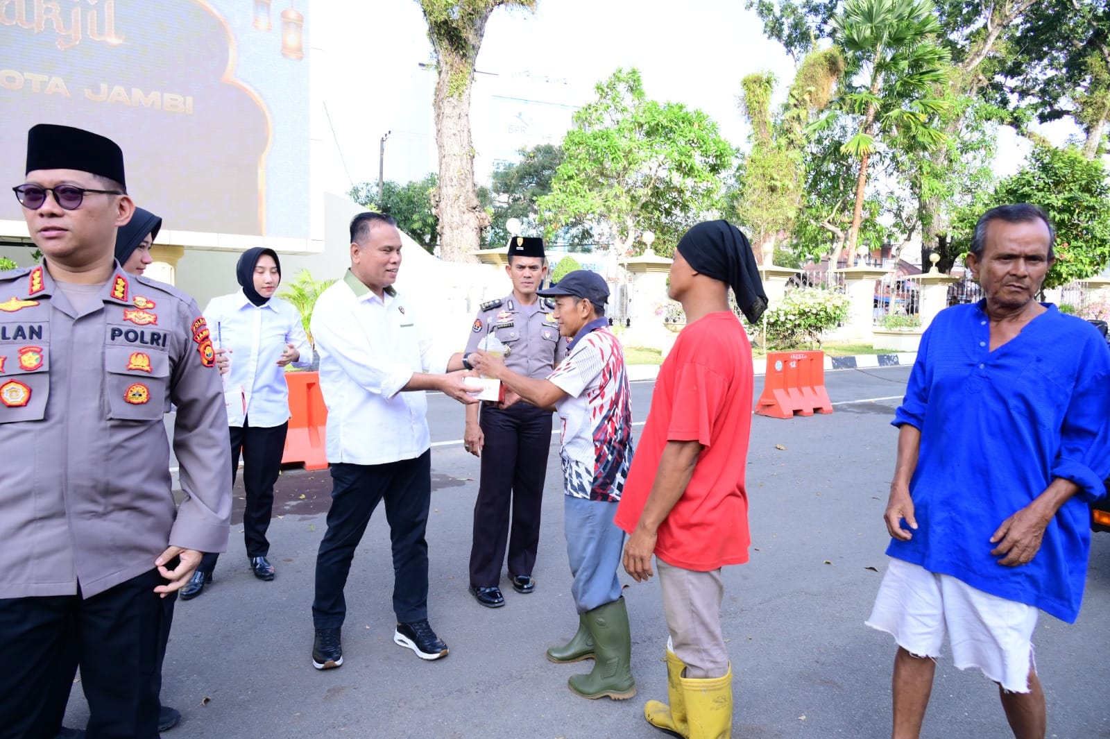 Wujudkan Polri Humanis, Polda Jambi Tebar Kebaikan Lewat Paket Takjil Ramadan