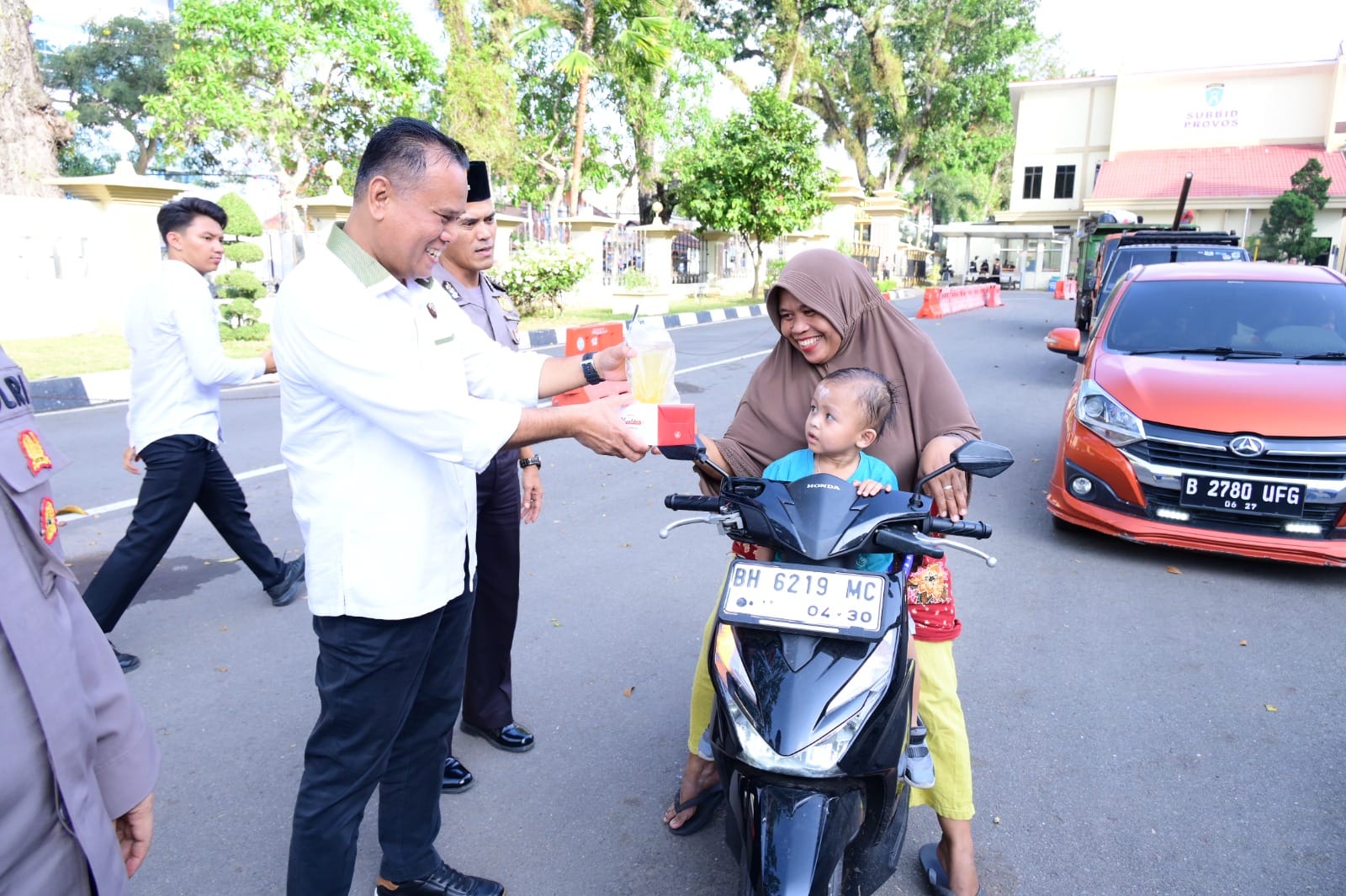 Ditreskrimsus dan Bidhumas Polda Jambi Kompak Gelar Aksi Sosial Pembagian Takjil