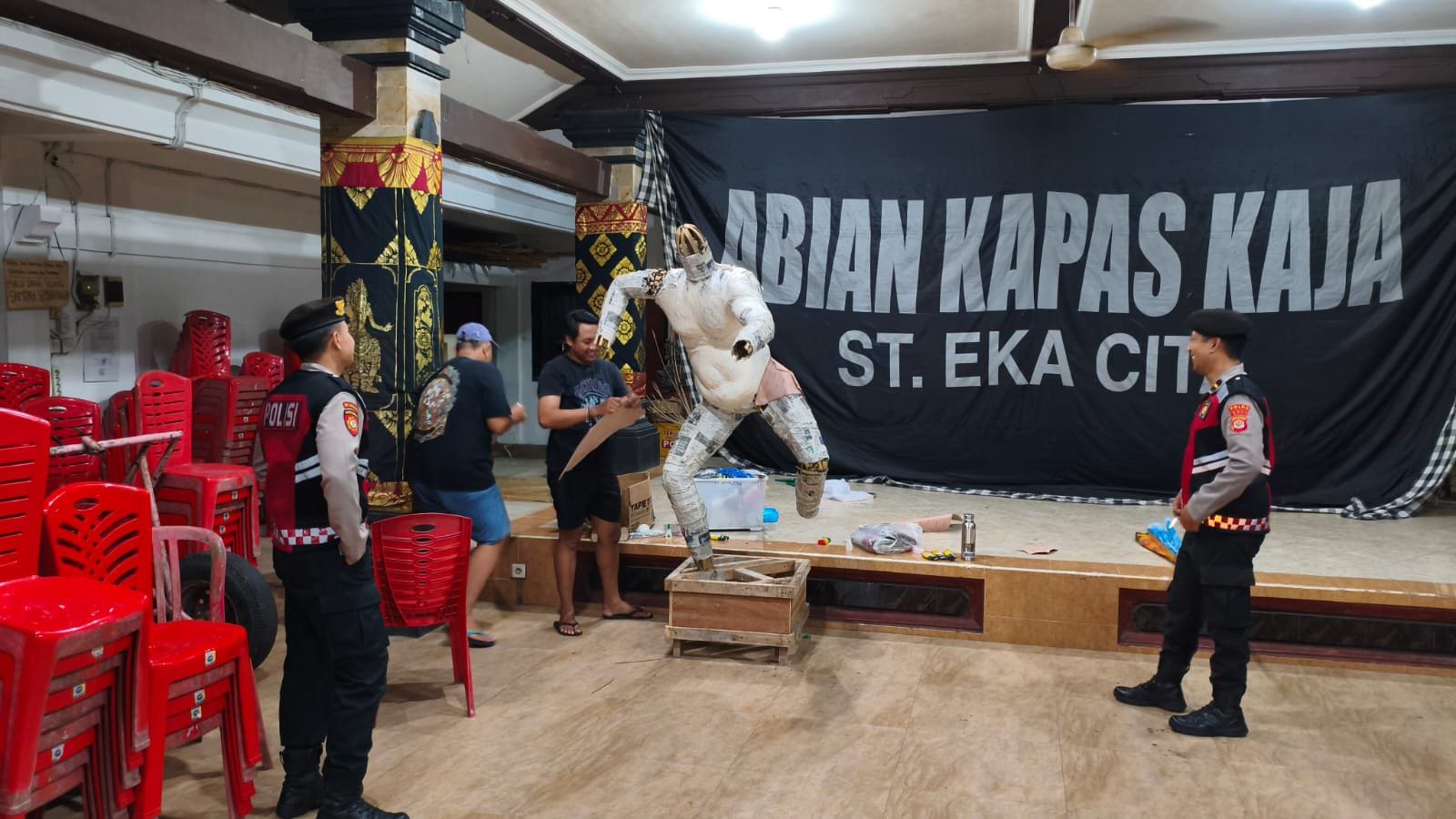 Saat Pemuda Banjar Sibuk Membuat Ogoh-Ogoh, Polri Hadir Bawa Pesan Kamtibmas