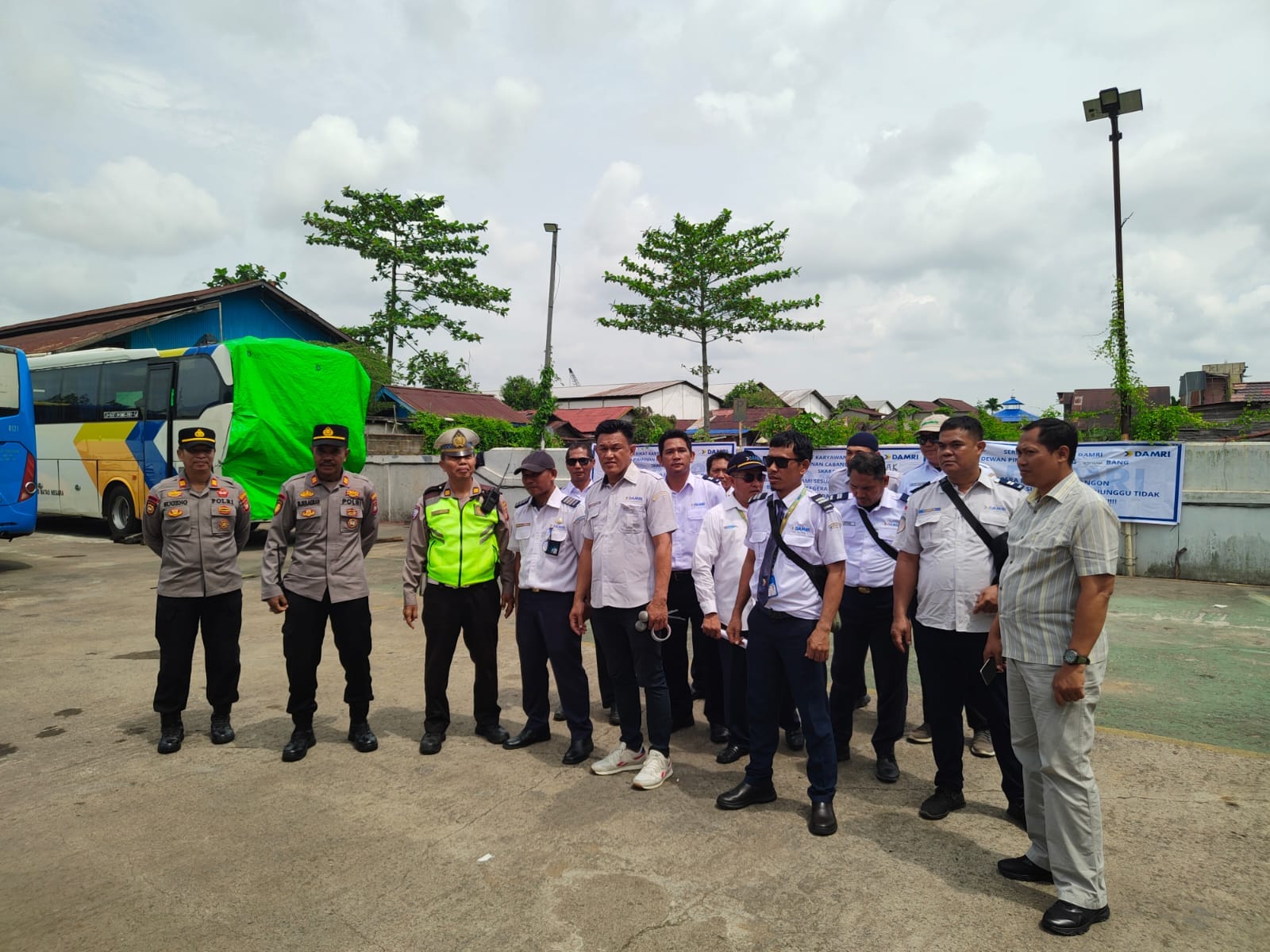 Polisi Amankan Aksi Penyampaian Pendapat Karyawan DAMRI di Pontianak
