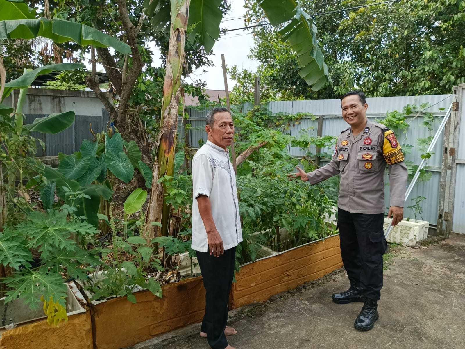 Bhabinkamtibmas Sungai Jawi Sambangi Pemanfaatan Pekarangan Bergizi Milik Warga