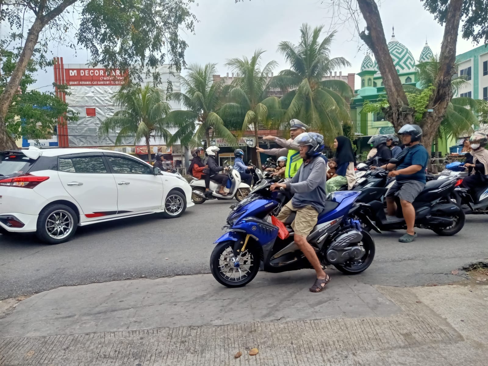 Arus Lalu Lintas Padat di Pasar Juadah, Polisi Turun Lakukan Pengaturan