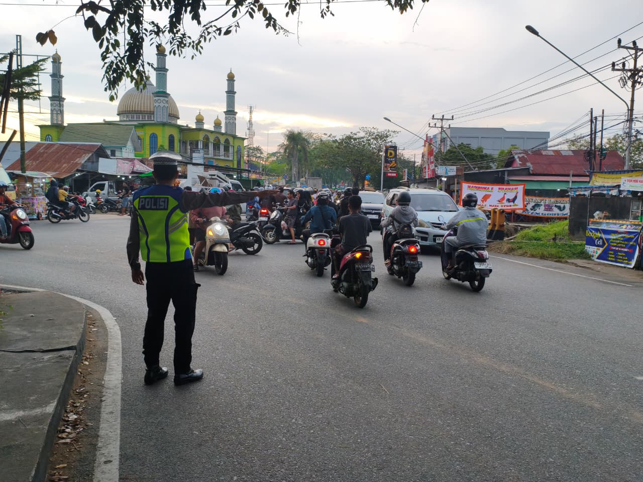 Lalin Sekitar Pasar Juadah Ramai, Personel Polsek Pontianak Barat Lakukan Strongpoint Sore
