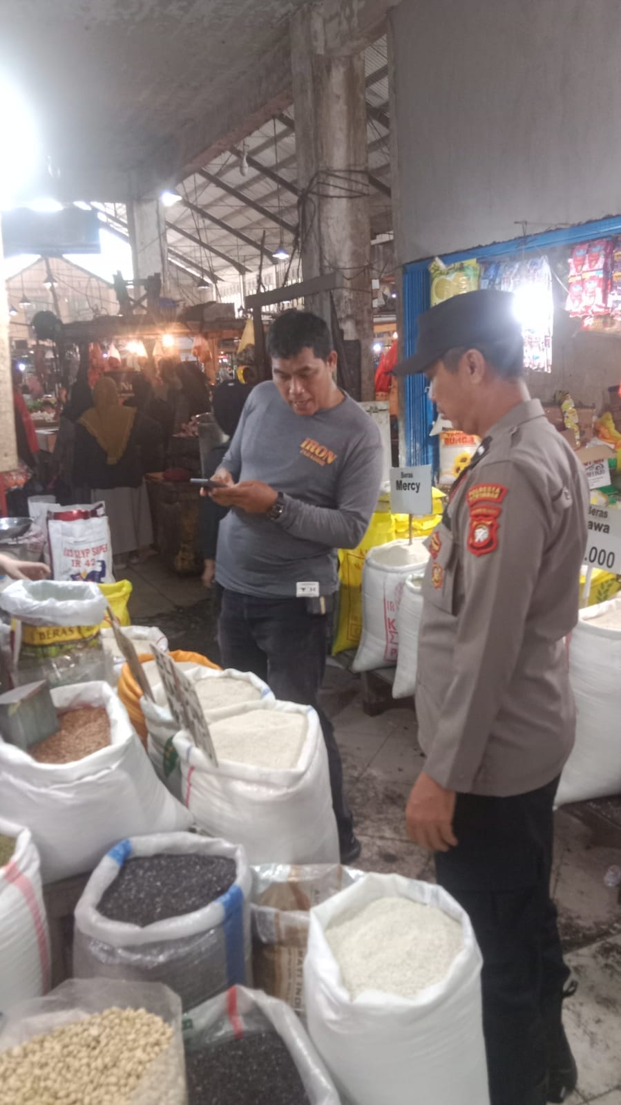 Polsek Pontianak Utara Lakukan Monitoring Sembako Jelang Lebaran