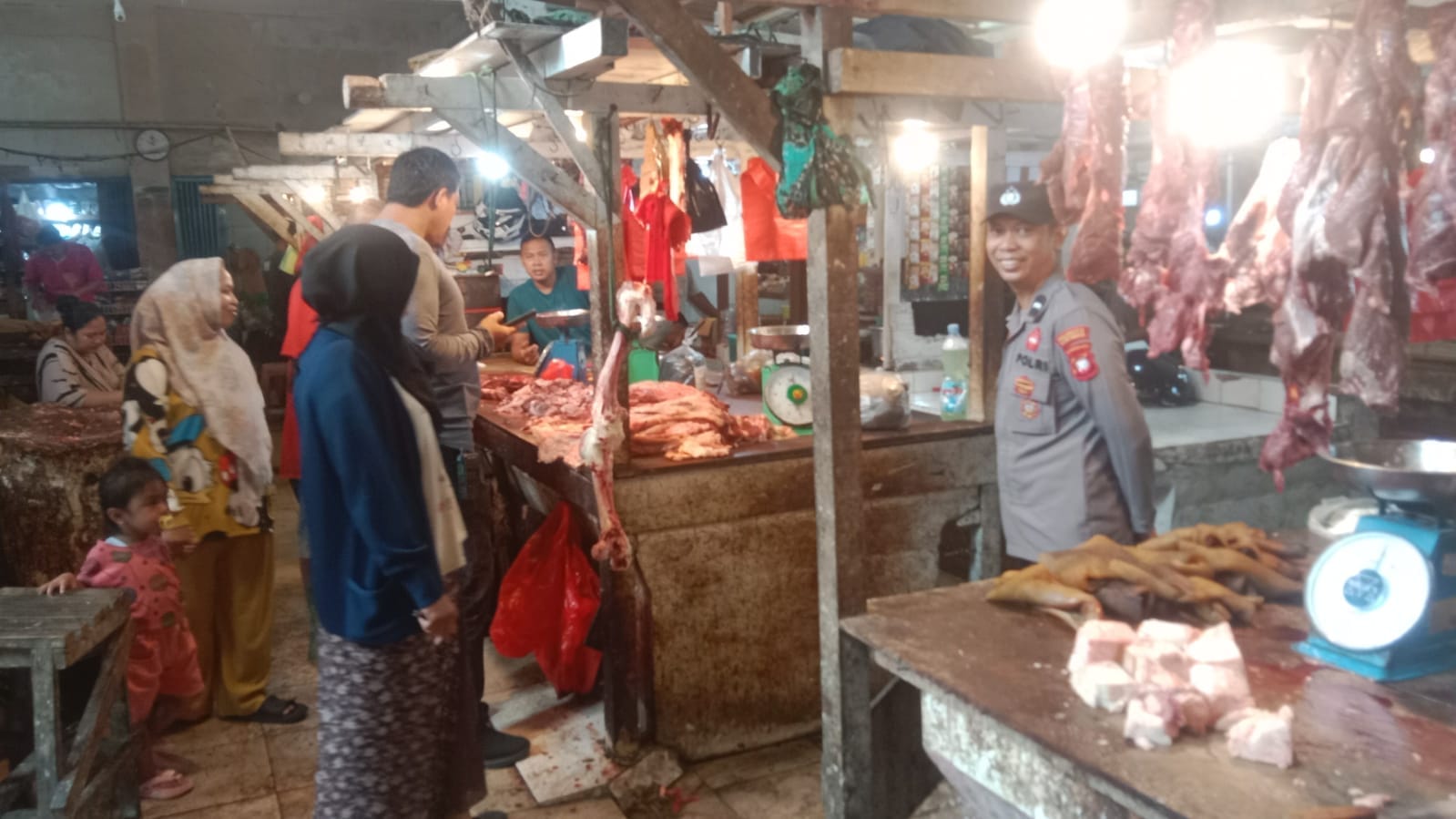 Polsek Pontianak Utara Cek Ketersediaan Sembako di Pasar Puring Siantan