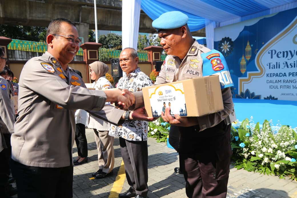 Sambut Idulfitri Kapolri Berikan Tali Asih dan Paket Sembako untuk Personel Polri