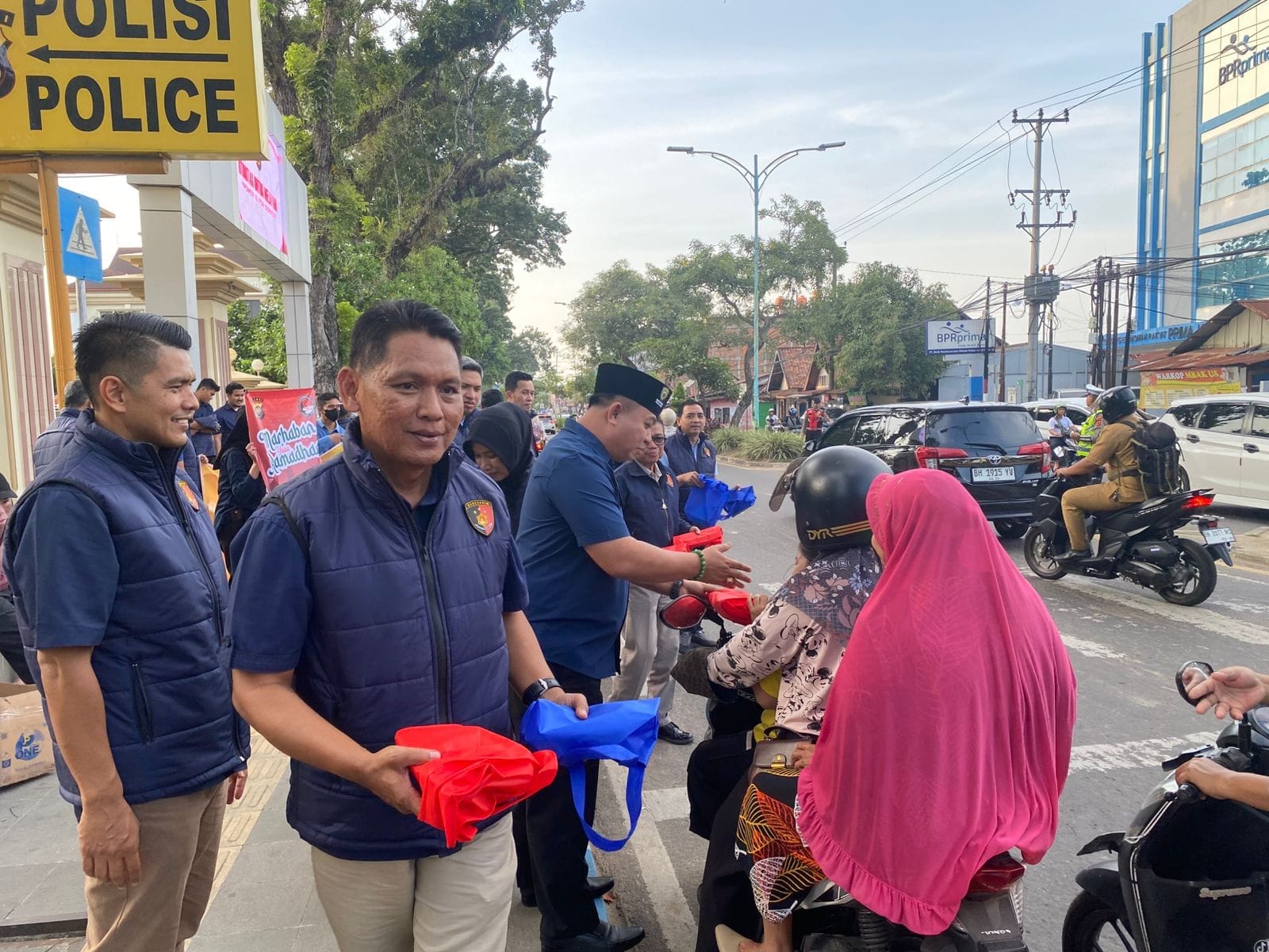 Ramadan Penuh Berkah, Ditresnarkoba Polda Jambi Berbagi Takjil kepada Warga