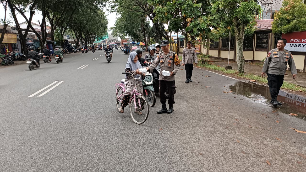 Tebar Kepedulian di Ramadan, Polsek Pontianak Barat dan Bhayangkari Bagikan Takjil