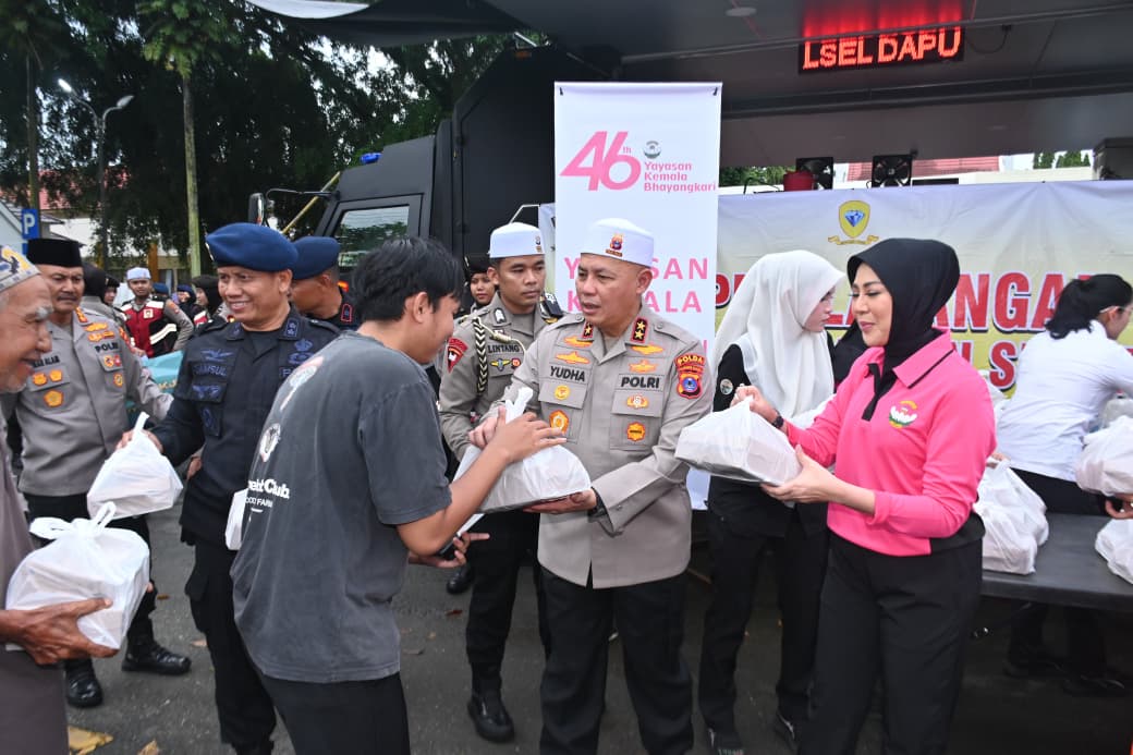 Polda Kalsel dan Bhayangkari Bagikan 1.200 Paket Takjil Gratis
