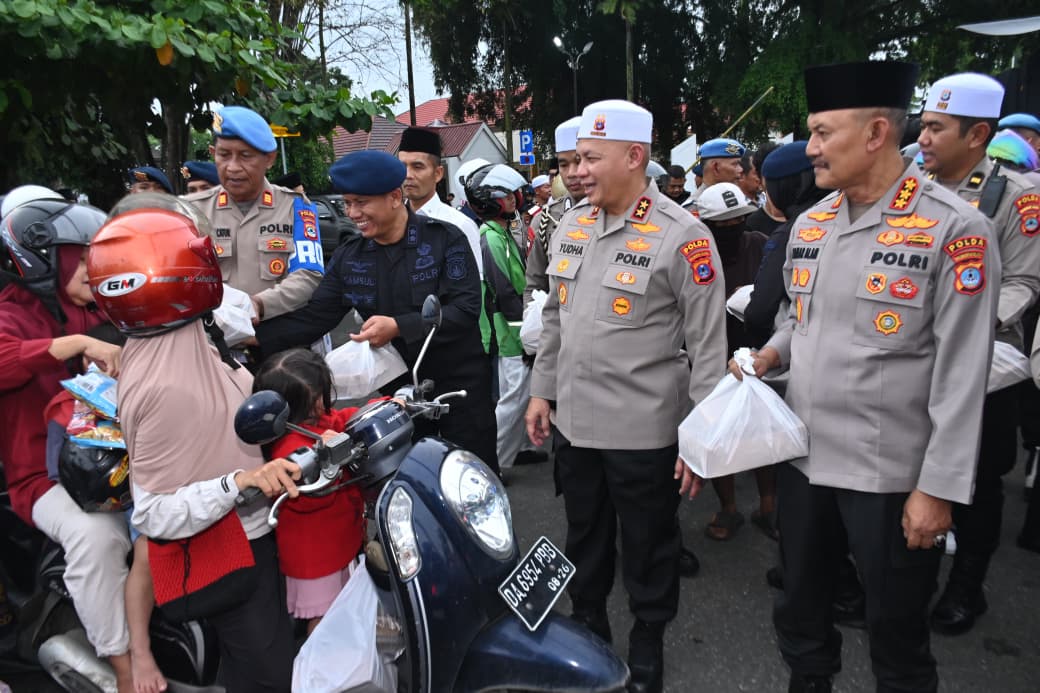 Berbagi di Bulan Ramadan, Polda Kalsel dan Bhayangkari Tebar 1.200 Paket Takjil