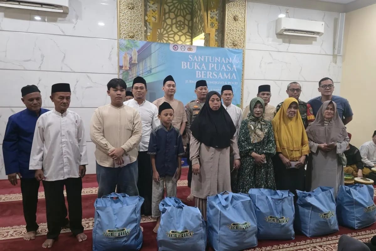 Polri Bersama Jurnalis Beri Santunan kepada 100 Anak Yatim Piatu