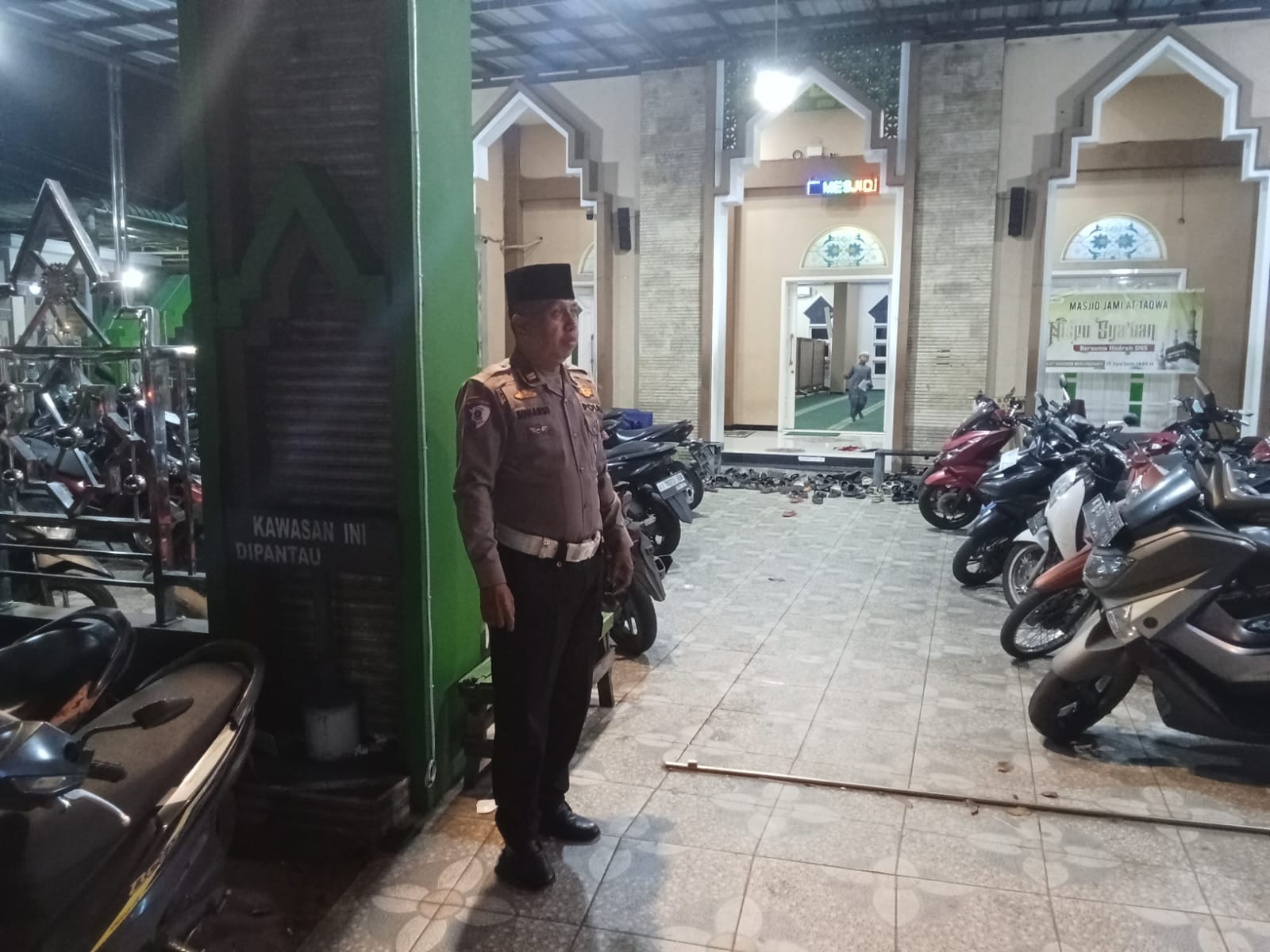 Polisi Siaga di Masjid, Polsek Pontianak Utara Amankan Tarawih dan Subuh di Siantan