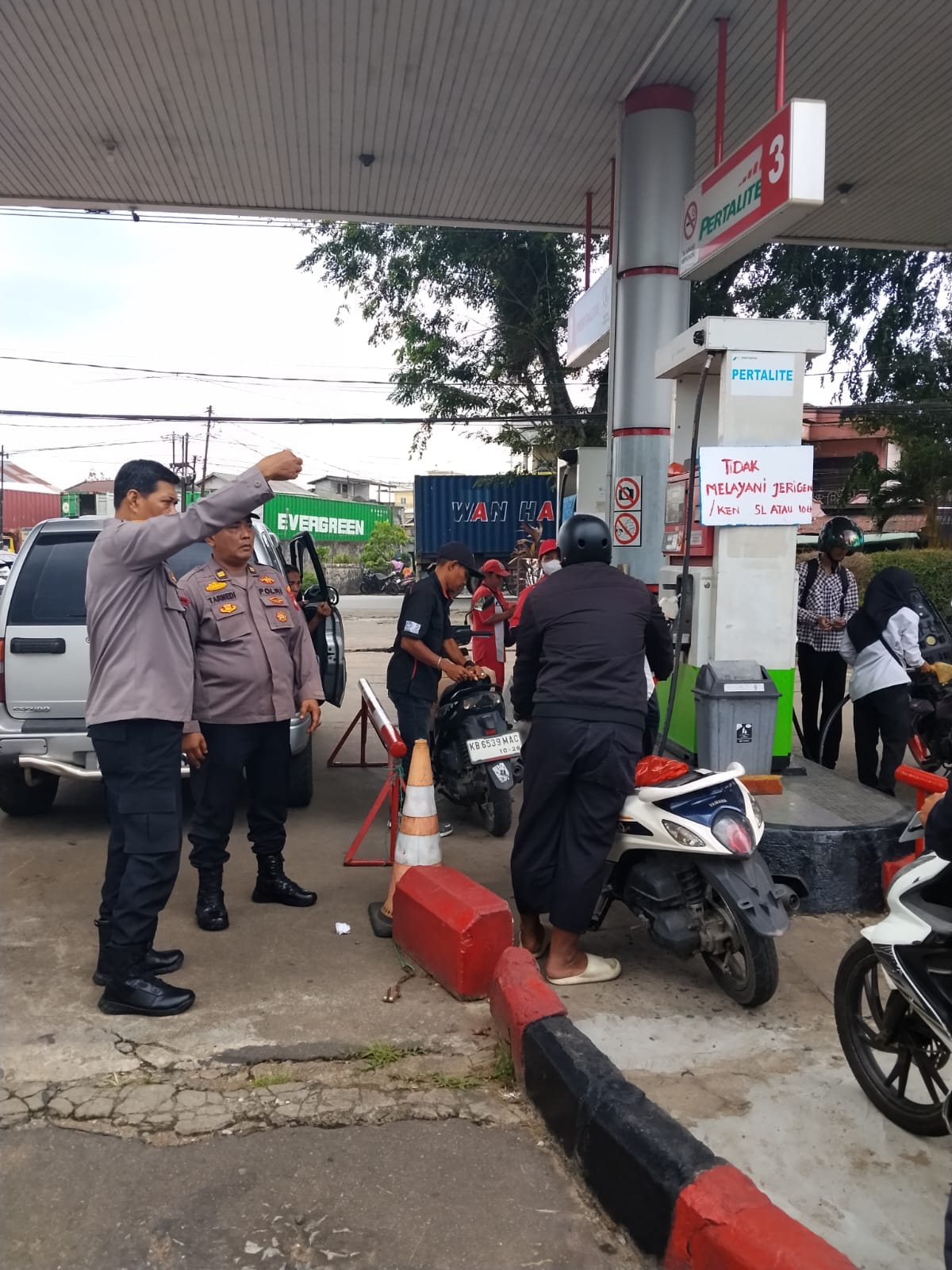 Polisi Turun ke SPBU, Ingatkan Warga Tak Panic Buying BBM