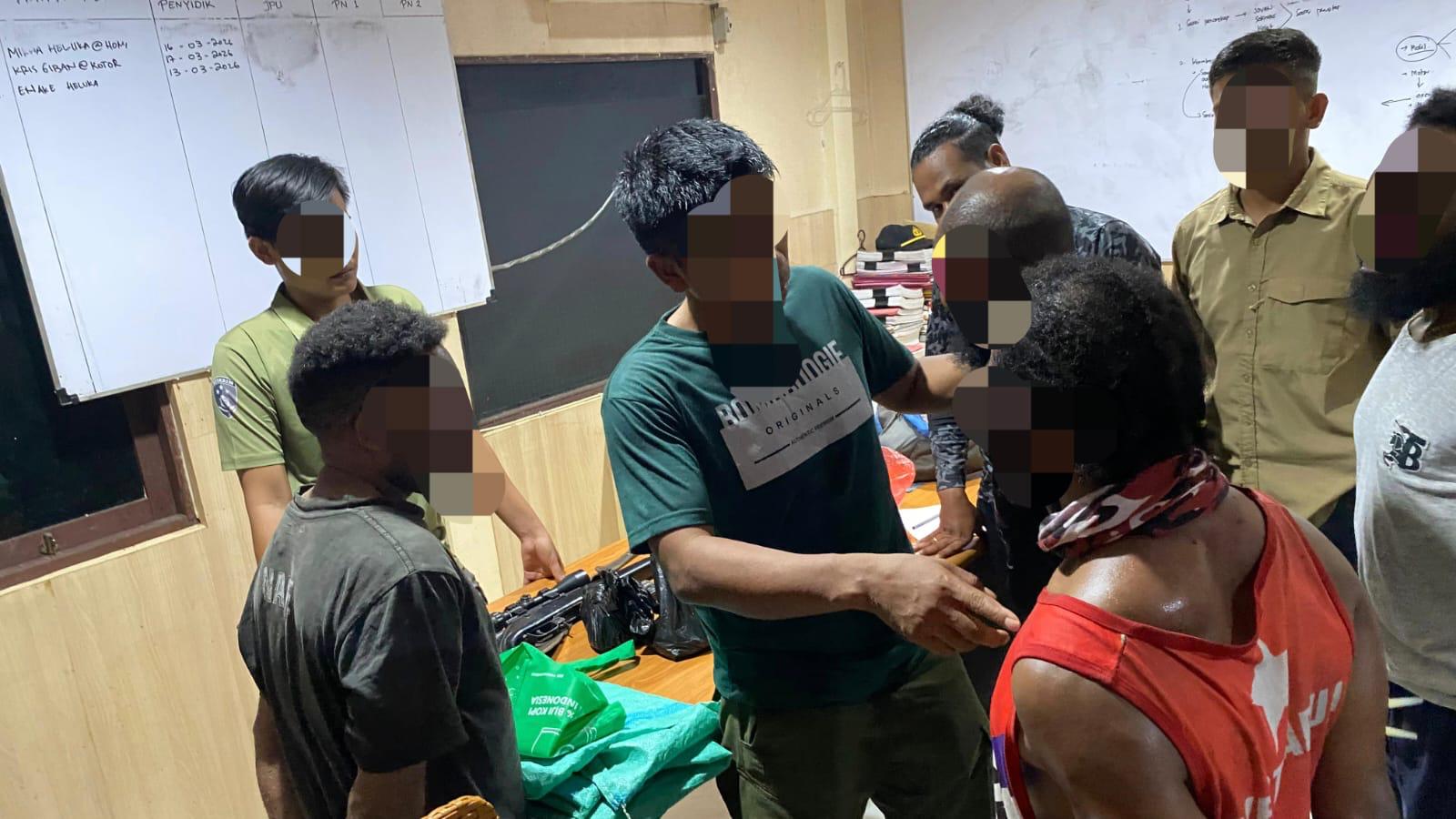 Satgas Damai Cartenz Tangkap Lima Tersangka Kasus Pembelian Senjata untuk KKB Papua