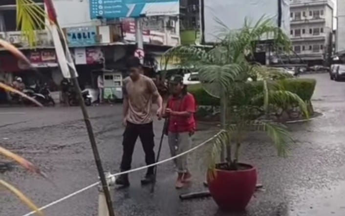 Mengharukan di Pos Pam, Polisi Polda Babel Beli Peluit untuk Warga Difabel
