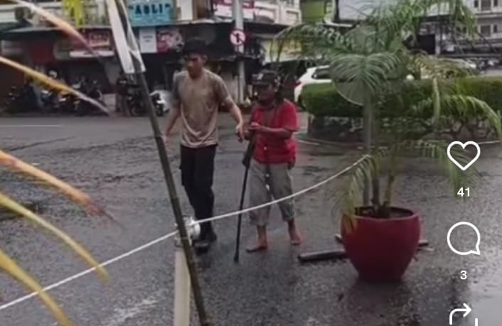Bravo Polisi Polda Babel! Bripda Bilal Bantu Difabel Kehilangan Peluit, Aksinya Bikin Haru