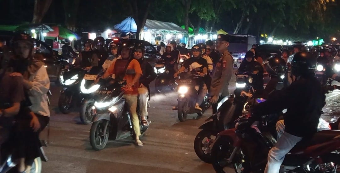 Kemacetan Terjadi di Simpang Prof M Yamin – Jalan PGA, Petugas Ops Ketupat Kapuas Turun Tangan
