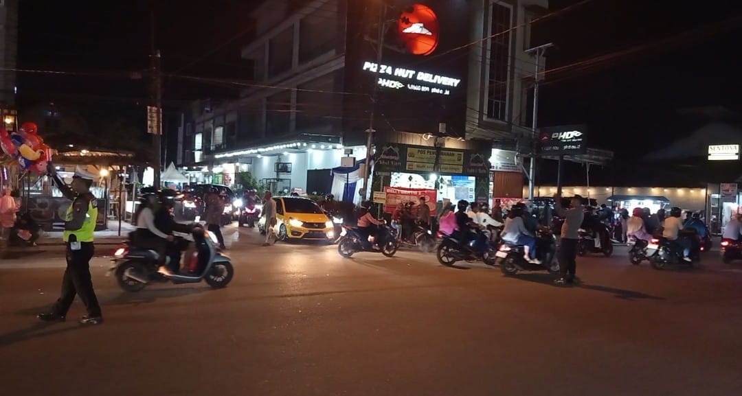Personel Operasi Ketupat Kapuas 2026 Atur Lalu Lintas di Simpang Jalan Prof M Yamin – Jalan PGA