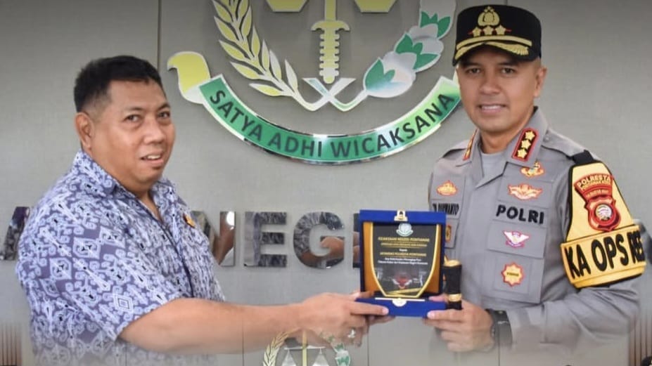 Kejari Pontianak Beri Penghargaan kepada Kapolresta Usai Penangkapan Tiga Tahanan Kabur