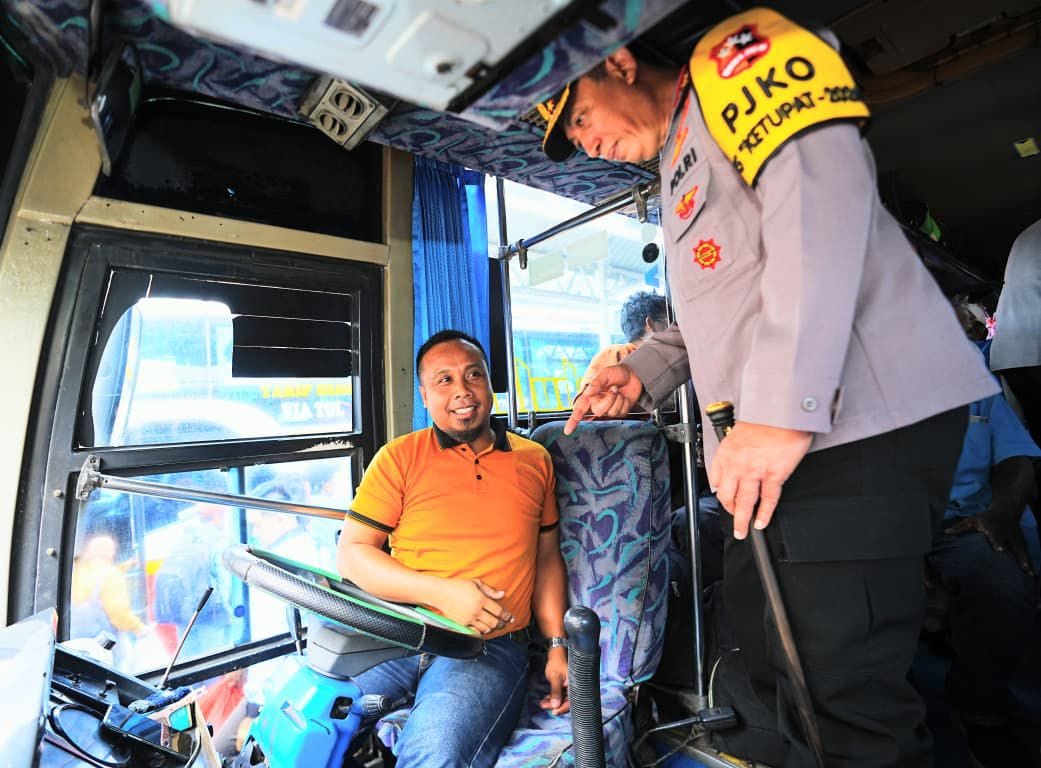 Tinjau Terminal Purabaya, Kapolri ke Sopir Bus: Hati-Hati dan Jaga Keselamatan Pemudik