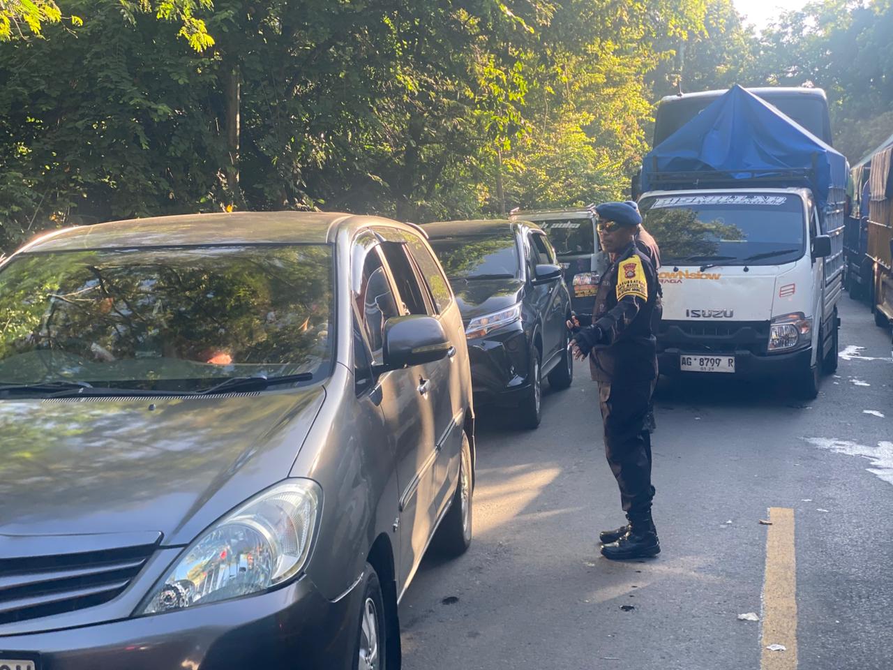 Di Tengah Antrean Panjang Gilimanuk, Brimob Turun Tangan Mengurai Arus Mudik dengan Sentuhan Humanis