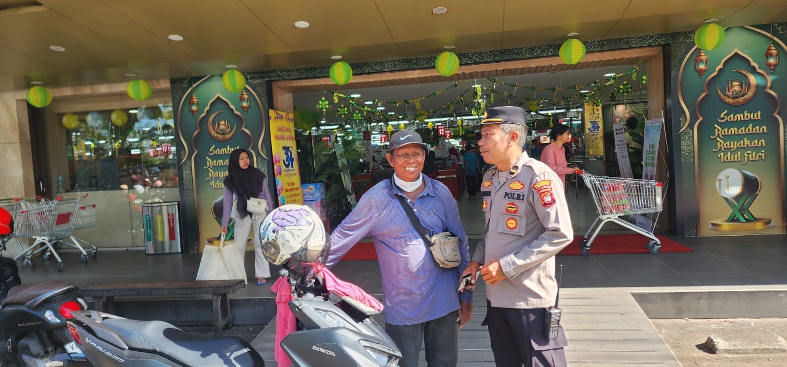Pastikan Situasi Aman, Anggota POSPAM Ops Ketupat Kapuas 2026 Monitoring di Mitra Anda Sungai Jawi