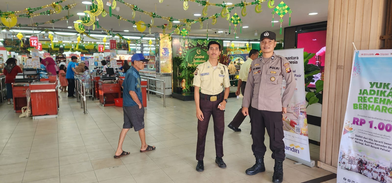 Jaga Keamanan, Anggota POSPAM Ops Ketupat Kapuas 2026 Patroli di Supermarket Mitra Anda Sungai Jawi