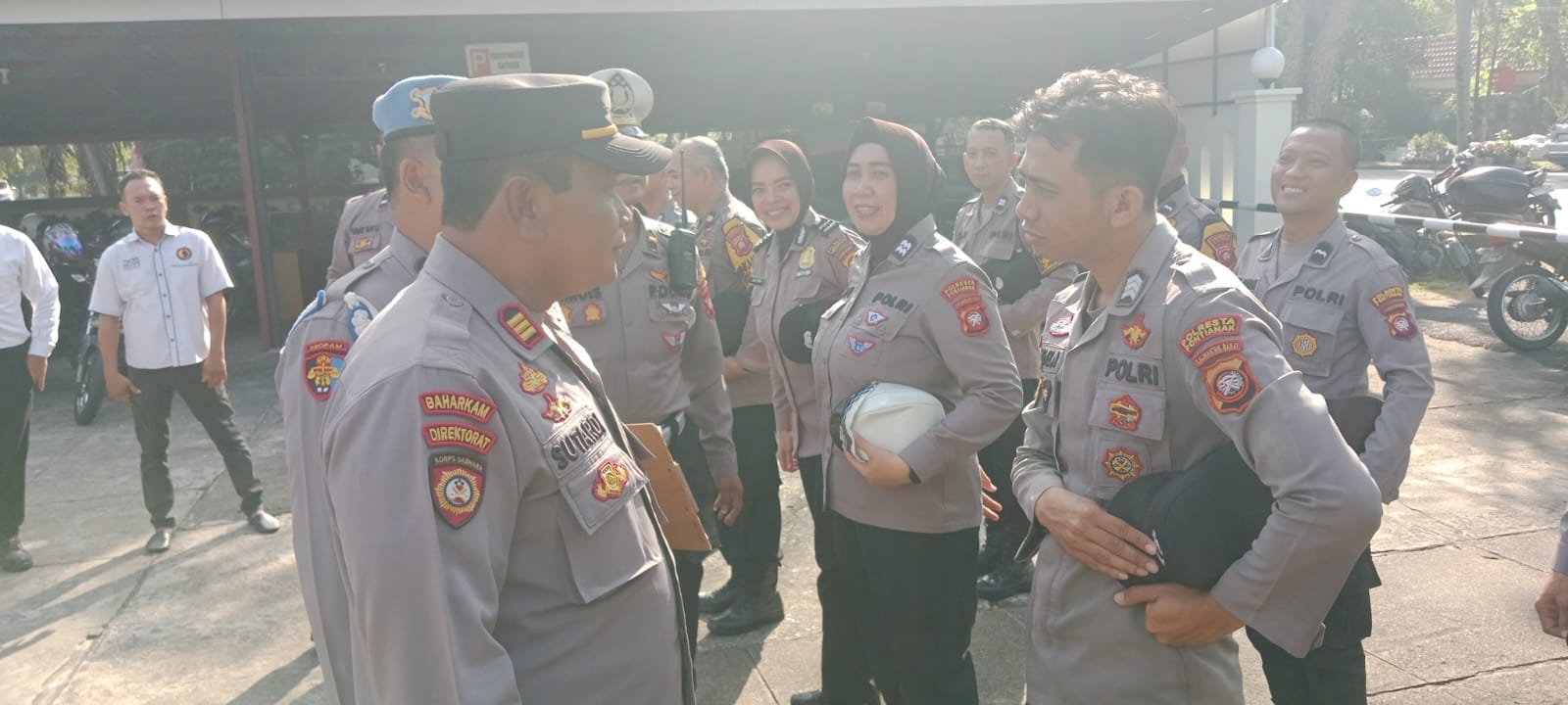 Tegakkan Disiplin, Waka Polsek dan Kanit Propam Lakukan Pemeriksaan Sikap Tampang
