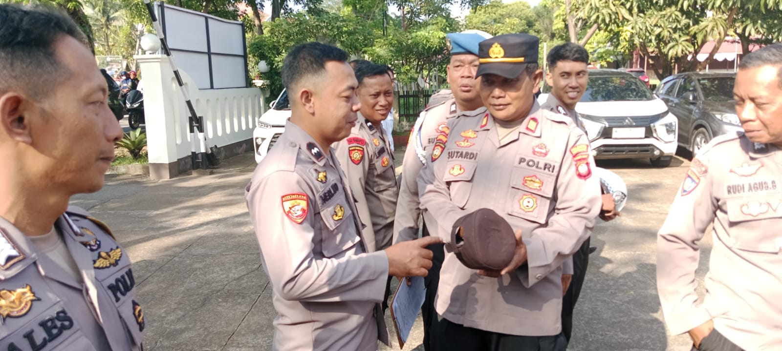Tingkatkan Profesionalitas, Waka Polsek dan Kanit Propam Cek Sikap Tampang Anggota