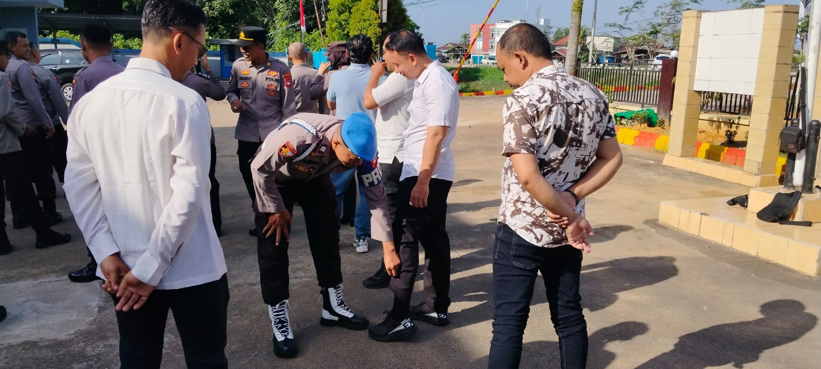 Tegakkan Disiplin Internal, Waka Polsek Pontianak Timur Pimpin Pemeriksaan Anggota