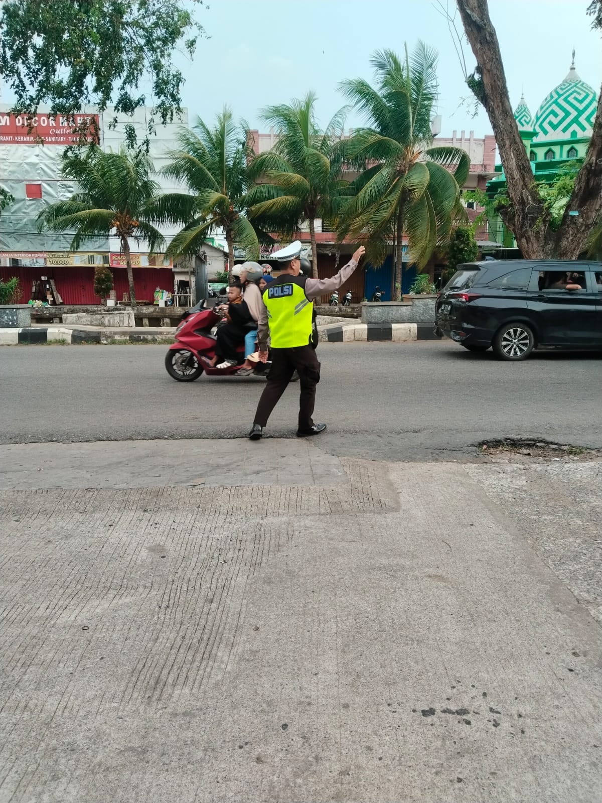 Personel Lantas Polsek Pontianak Barat Lakukan Pengaturan Lalu Lintas di Pasar Juadah