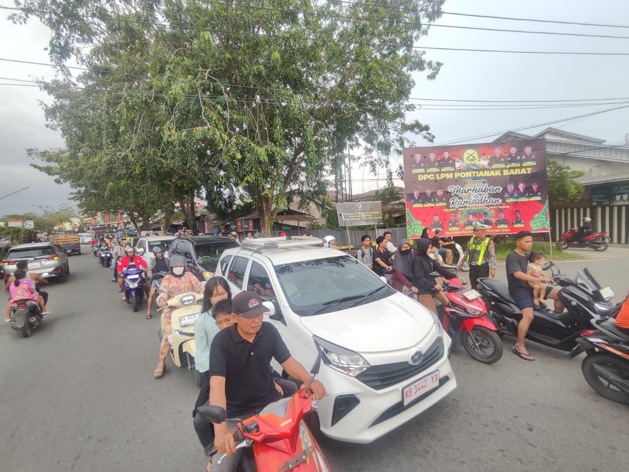 Strong Point Sore, Personel Lantas Polsek Pontianak Barat Antisipasi Macet di Pasar Juadah