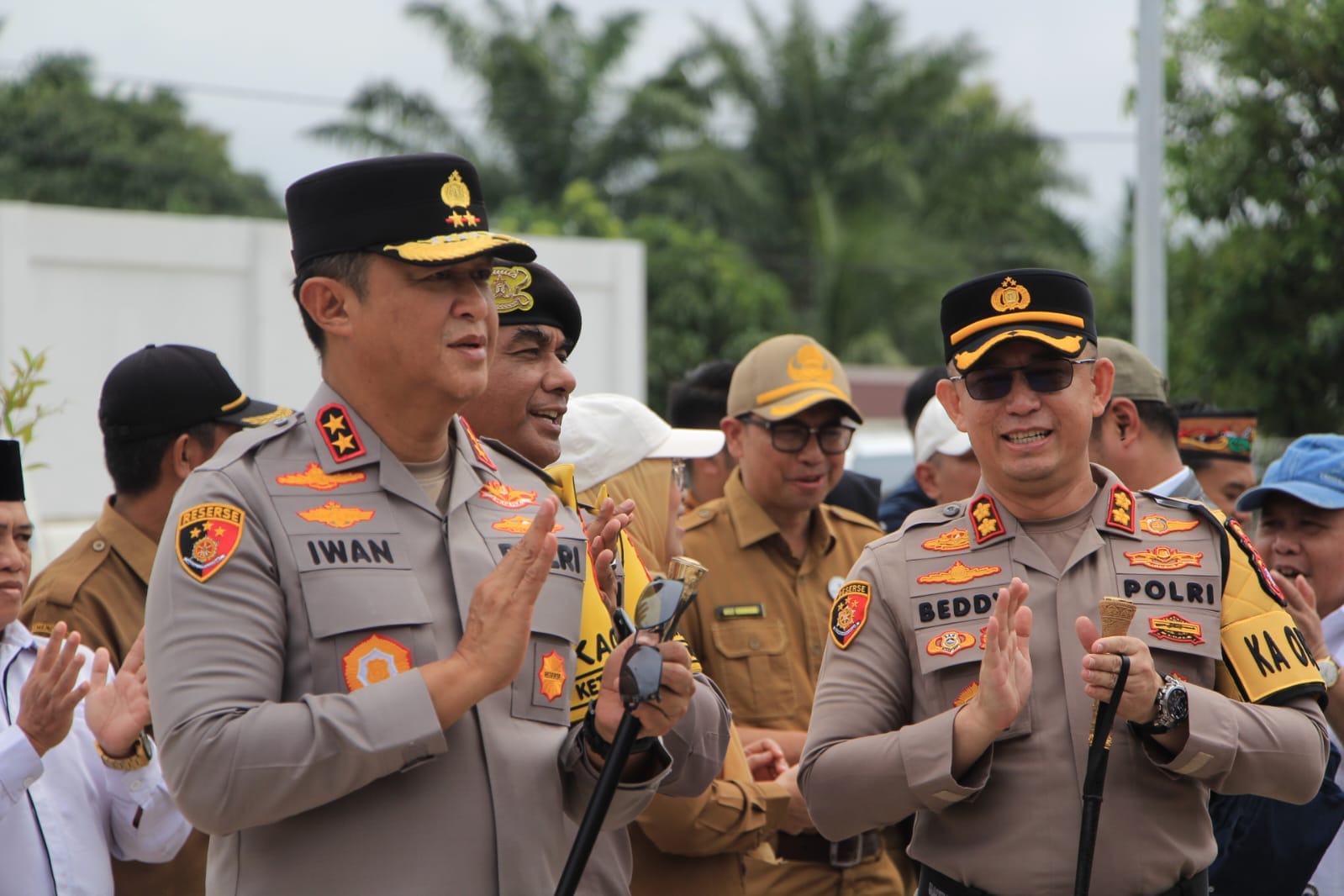 Bersama Gubernur dan Pangdam, Kapolda Kalteng Bagikan Ribuan Paket Sembako bagi Masyarakat Seruyan