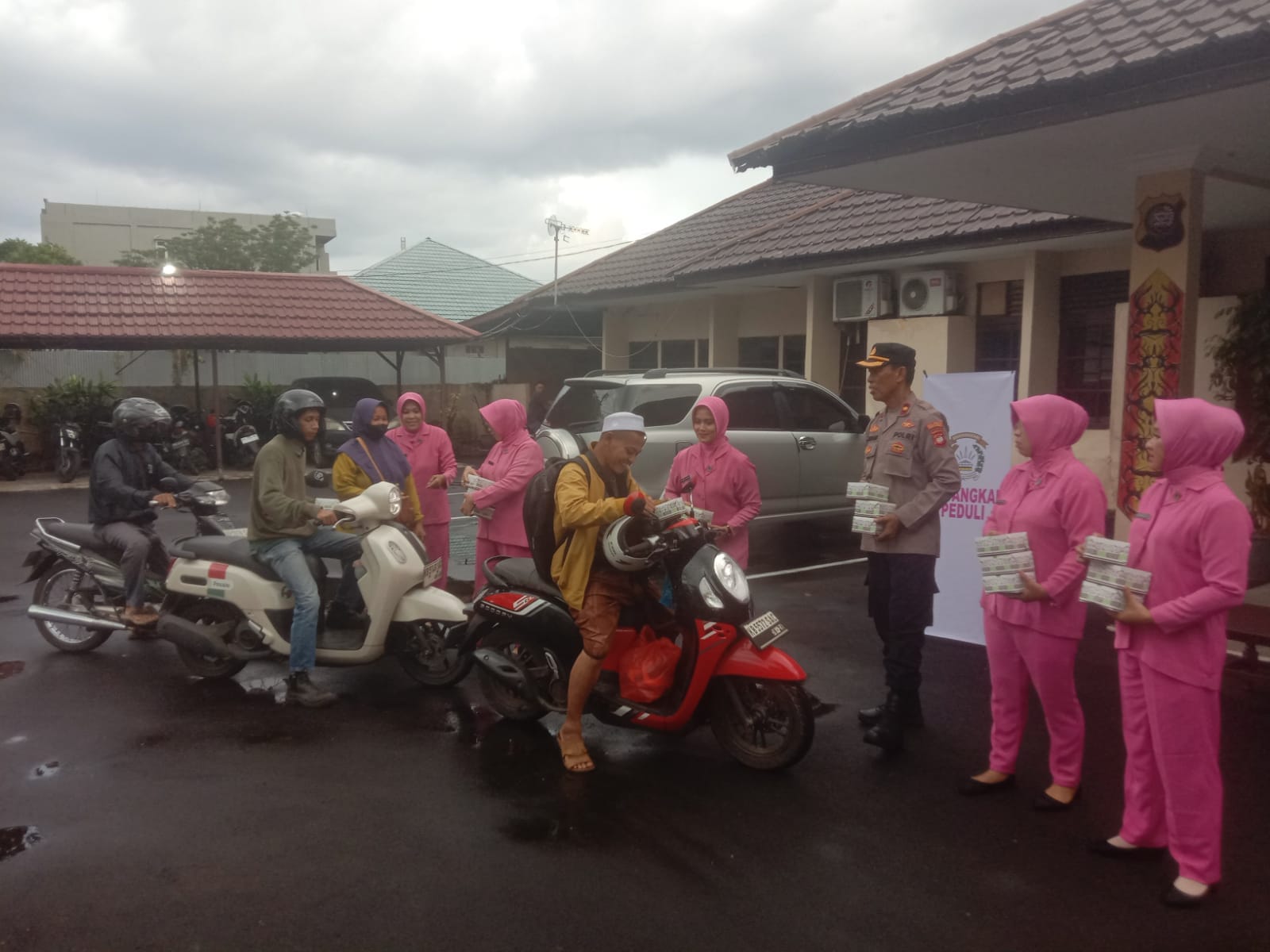 Wujud Kepedulian di Bulan Suci, Polsek Pontianak Utara Rutin Berbagi Takjil untuk Warga
