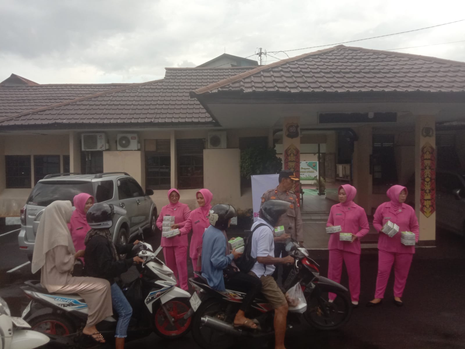 Polisi dan Bhayangkari Pontianak Utara Kompak Berbagi, Takjil Dibagikan ke Pengendara