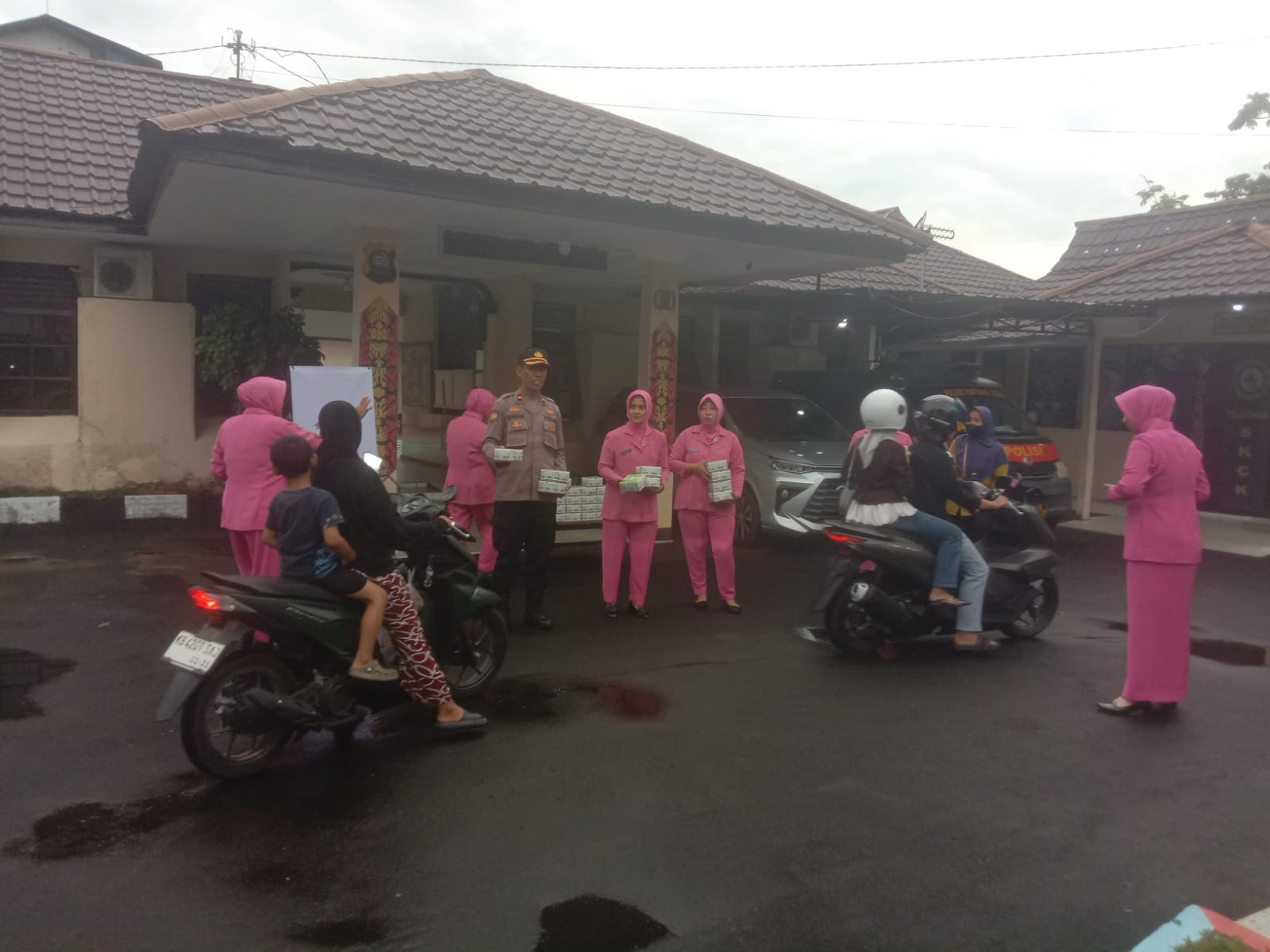 Polsek Pontianak Utara Bersama Bhayangkari Ranting Pontianak Utara Kembali Berbagi Takjil Kepada Masyarakat