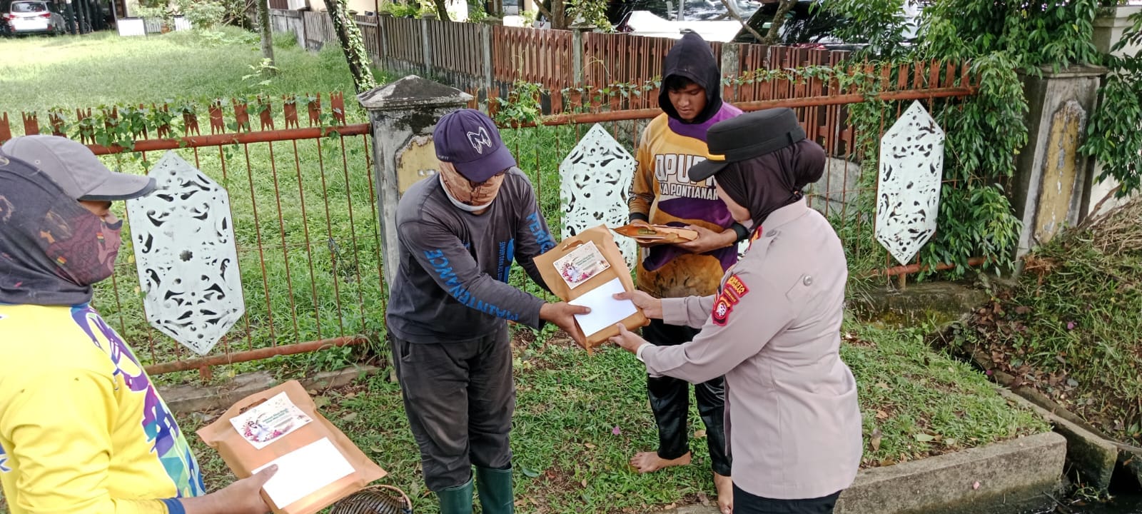 Wujud Kepedulian di Bulan Suci, Kapolsek Pontianak Selatan Berikan THR kepada Petugas Kebersihan