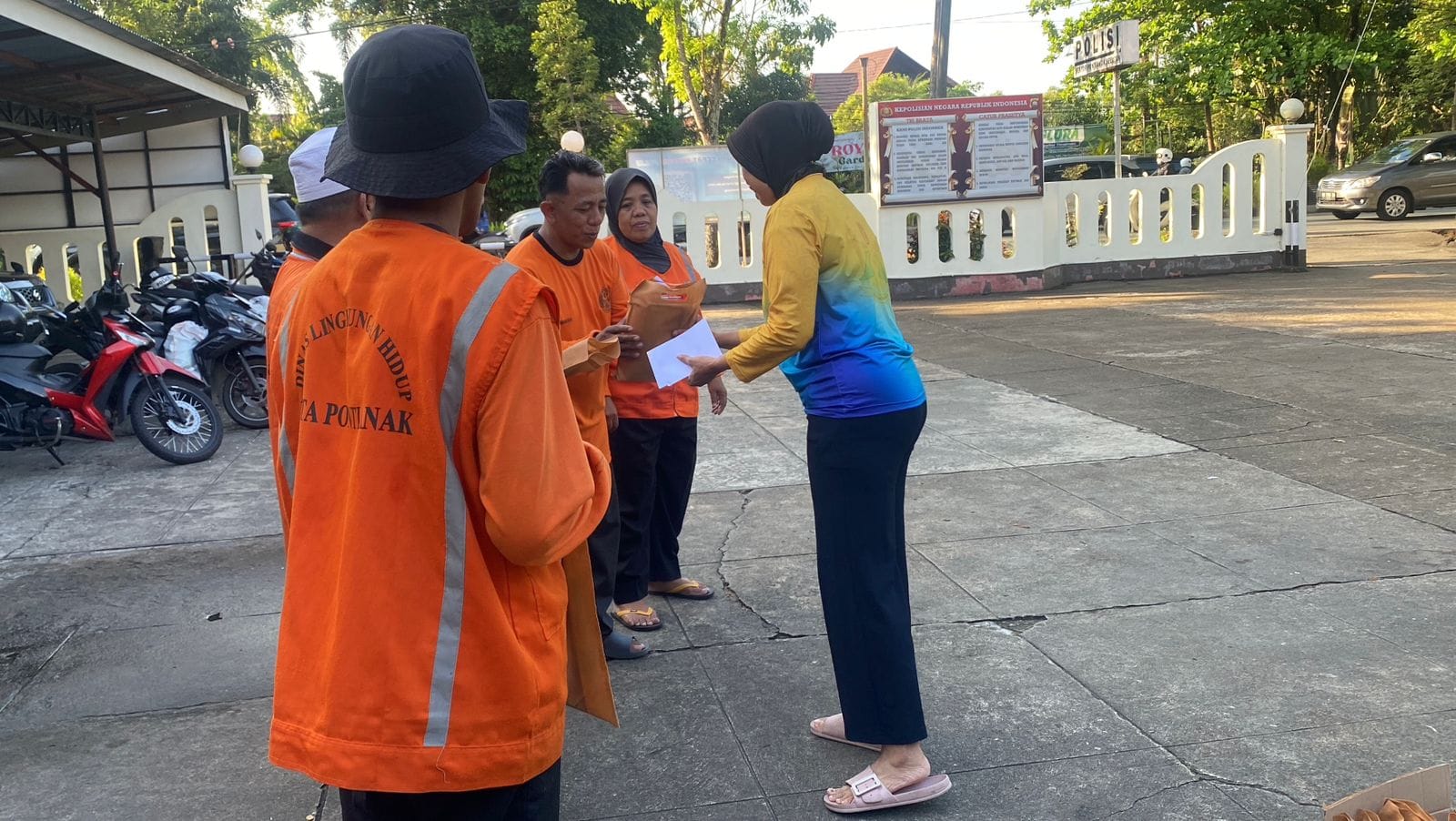 Aksi Peduli Ramadan, Kapolsek Pontianak Selatan Salurkan THR untuk PHL Pembersih Jalan