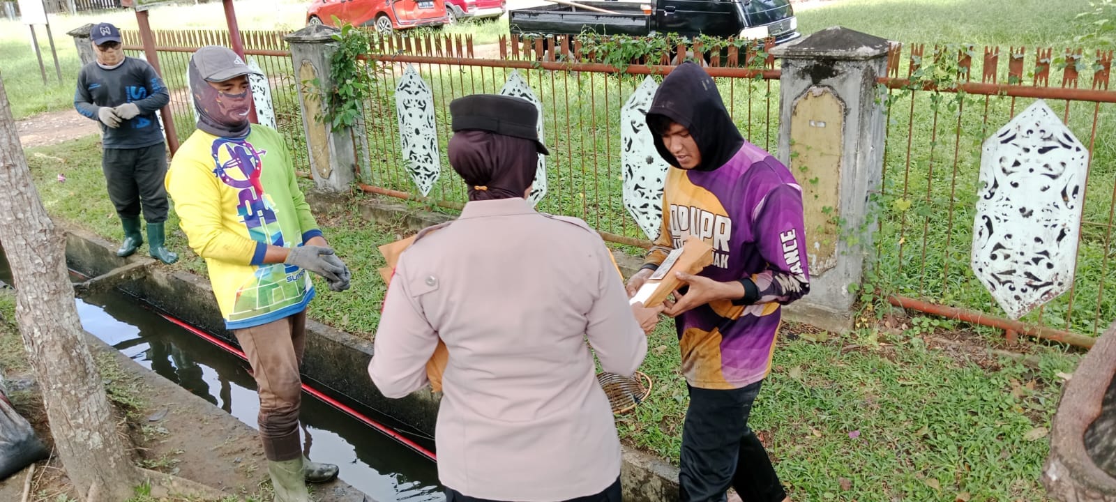 Kapolsek Pontianak Selatan Berbagi Kebahagiaan, PHL Pembersih Jalan Terima THR