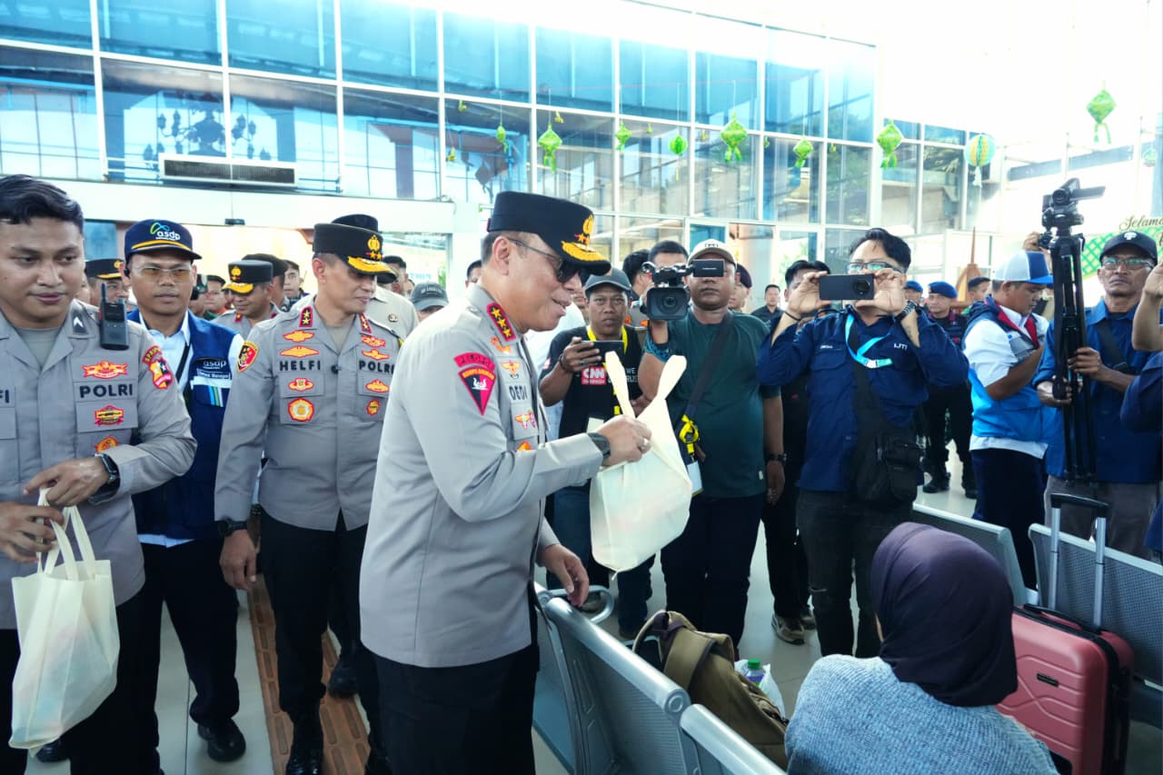 Pantau dari Udara, Wakapolri Pastikan Arus Mudik Merak–Bakauheni Berjalan Lancar dan Terkendali