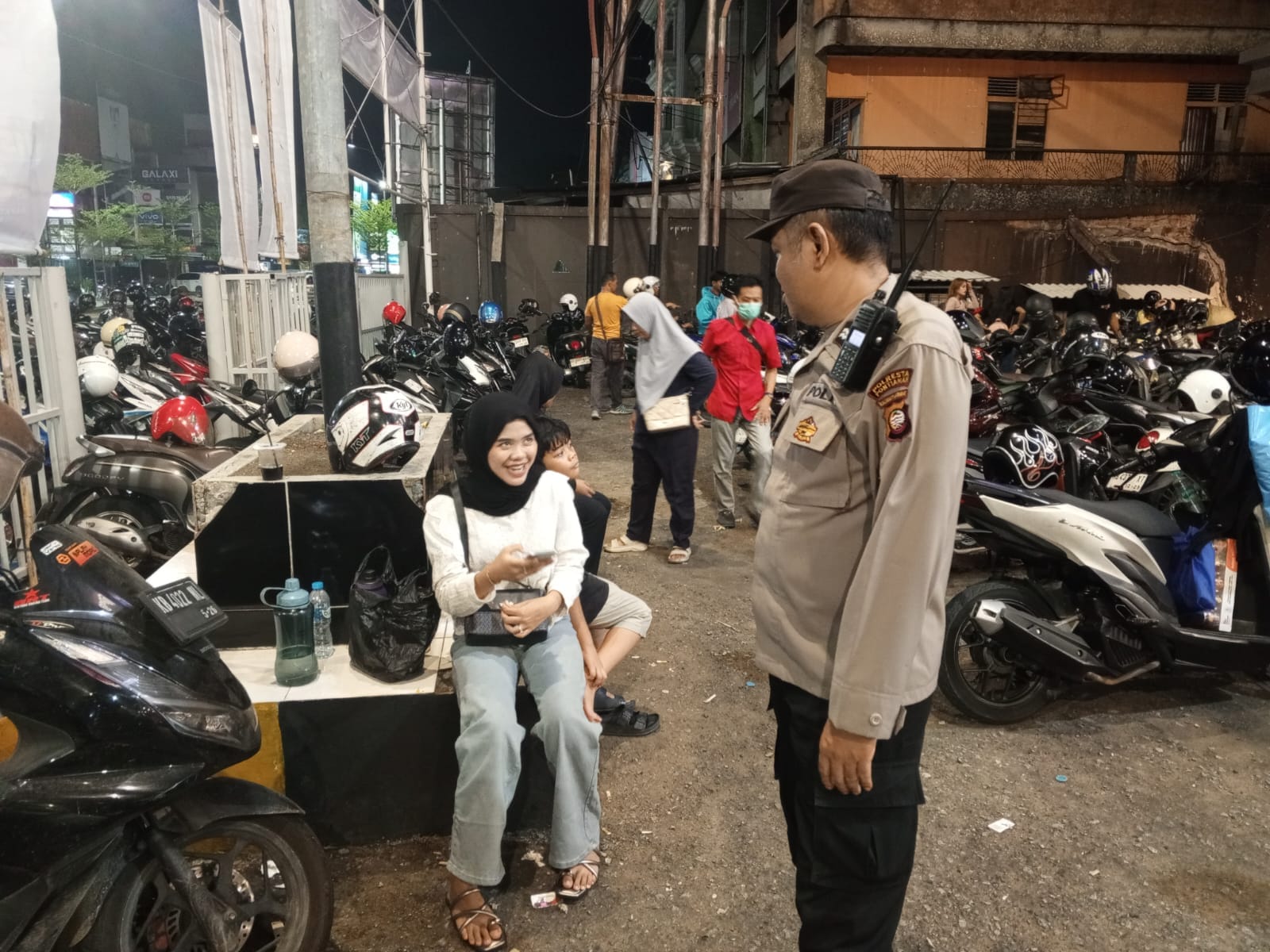 Polisi Hadir di Tengah Keramaian Mall Ramayana, Jaga Keamanan Pengunjung Jelang Idul Fitri