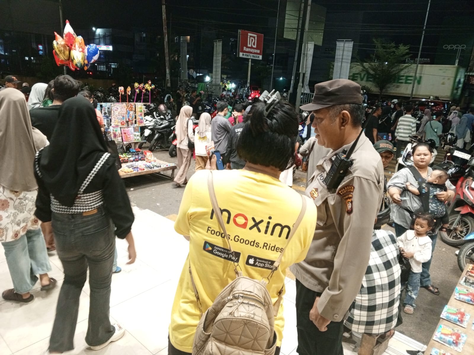 Ramai Jelang Idul Fitri, Polisi Perketat Patroli di Mall Ramayana Pontianak