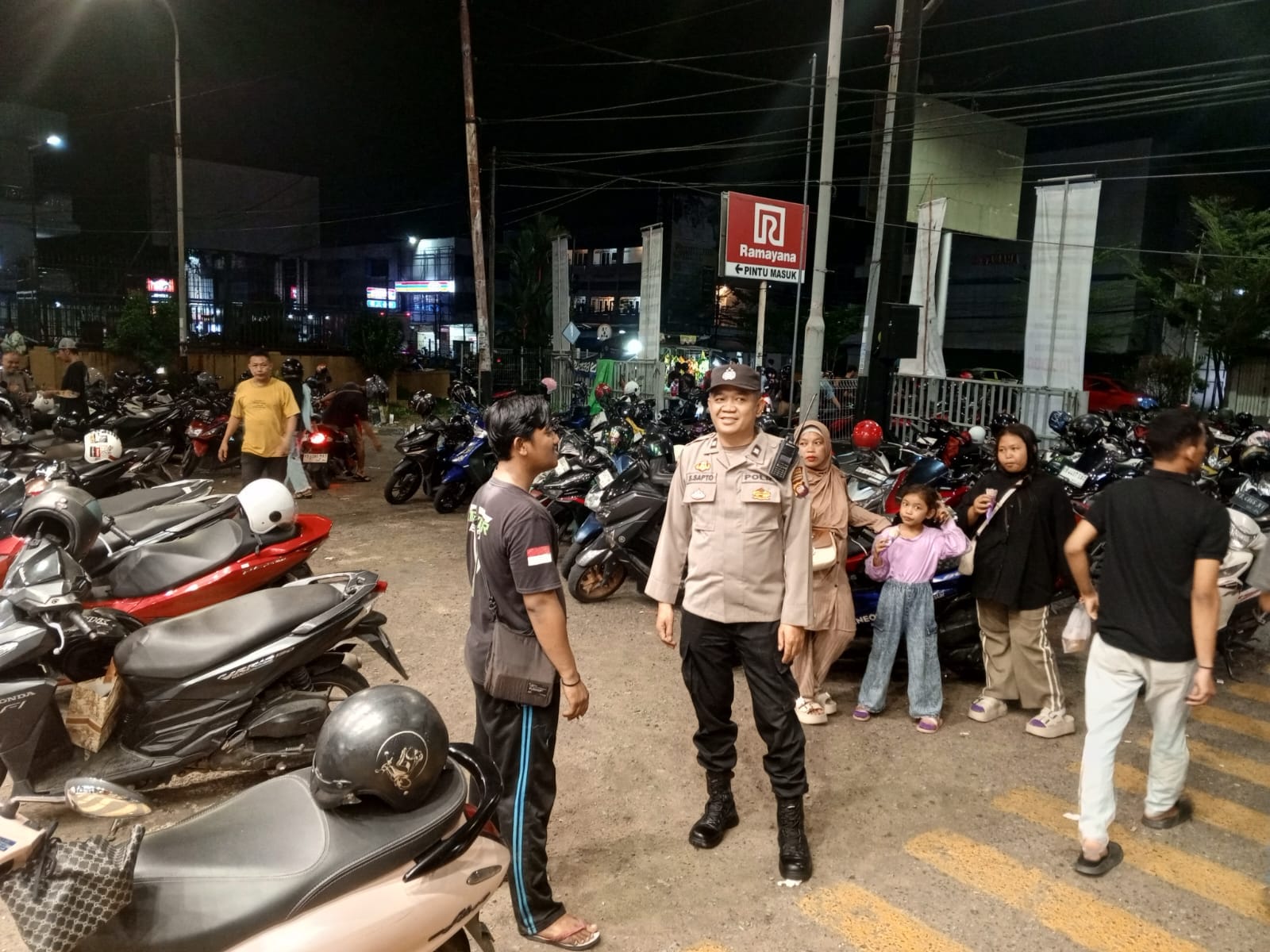 Situasi Mall Padat Jelang Lebaran, Patroli Enggang Selatan Pastikan Tetap Kondusif
