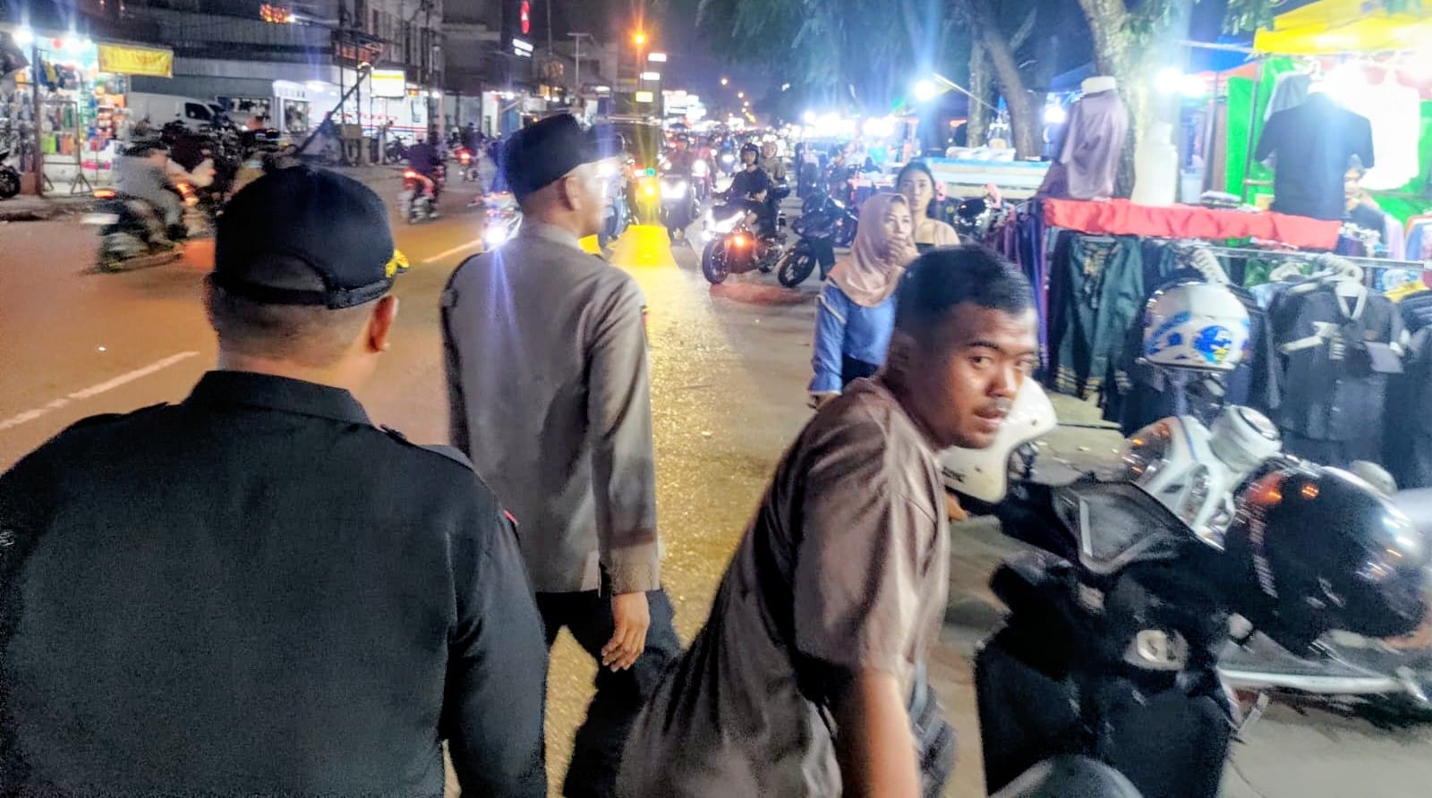 Jaga Kondusifitas Malam Hari, Petugas Pos Pam Kota Baru Gelar Patroli Dialogis