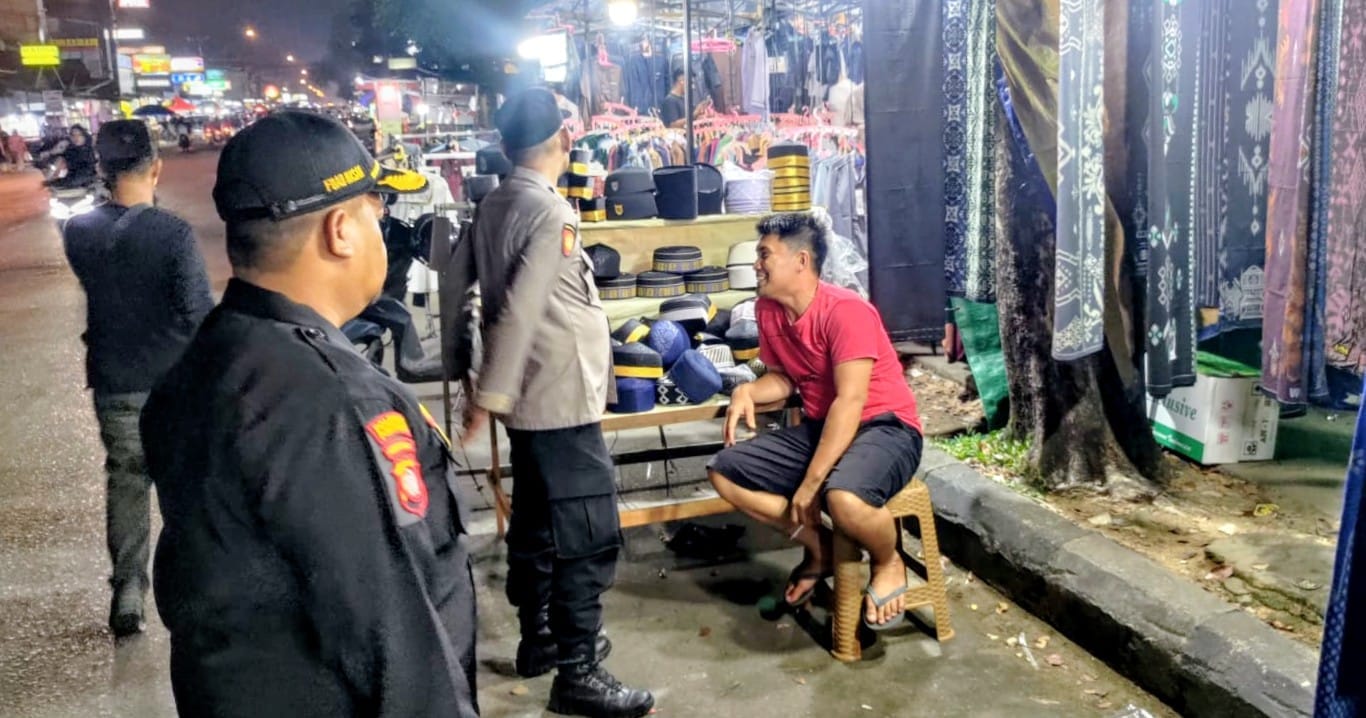 Polisi Sambangi Warga Saat Patroli Malam, Himbauan Kamtibmas Disampaikan Langsung