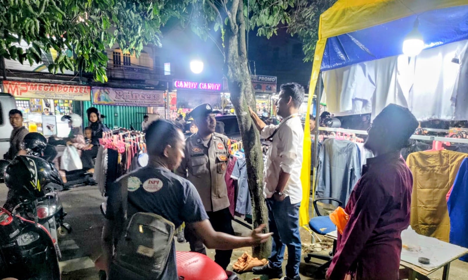 Patroli Malam Pos Pam Kota Baru, Polisi Sampaikan Imbauan Kamtibmas ke Warga